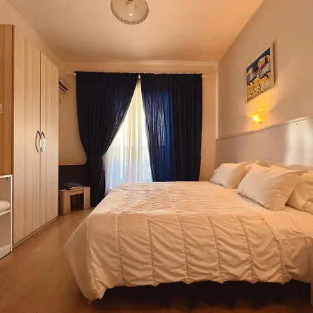 Tirana Central Guesthouse 3*