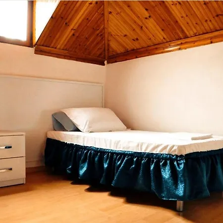 Tirana Central Guesthouse מלון טיראנה